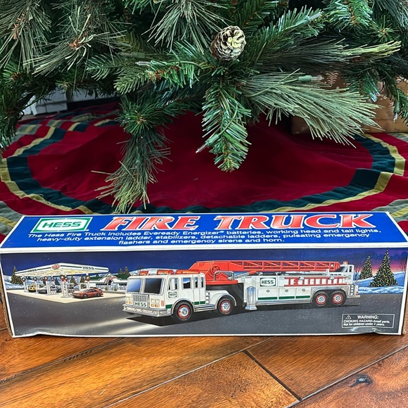 NEW (VTG) 2000 HESS Trucks Fire Truck - Picture 1 of 5